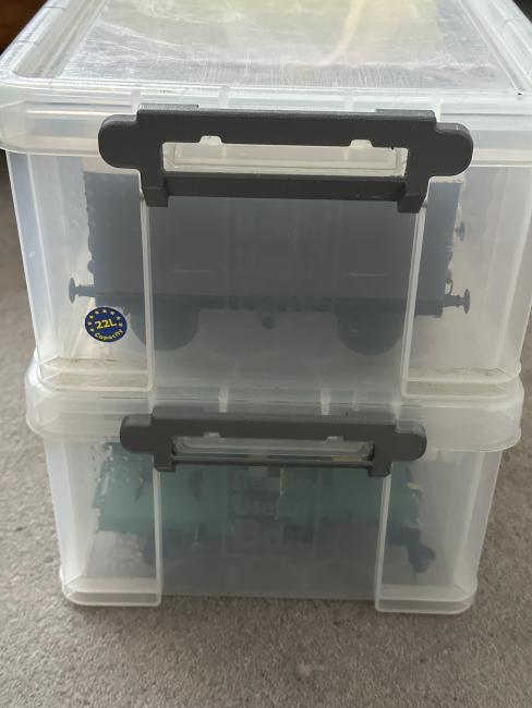 Stacked 22l RU boxes with improved clips